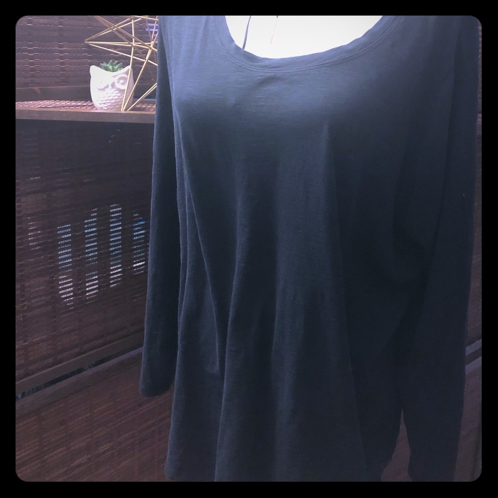 Everyday tee navy blue excellent condition